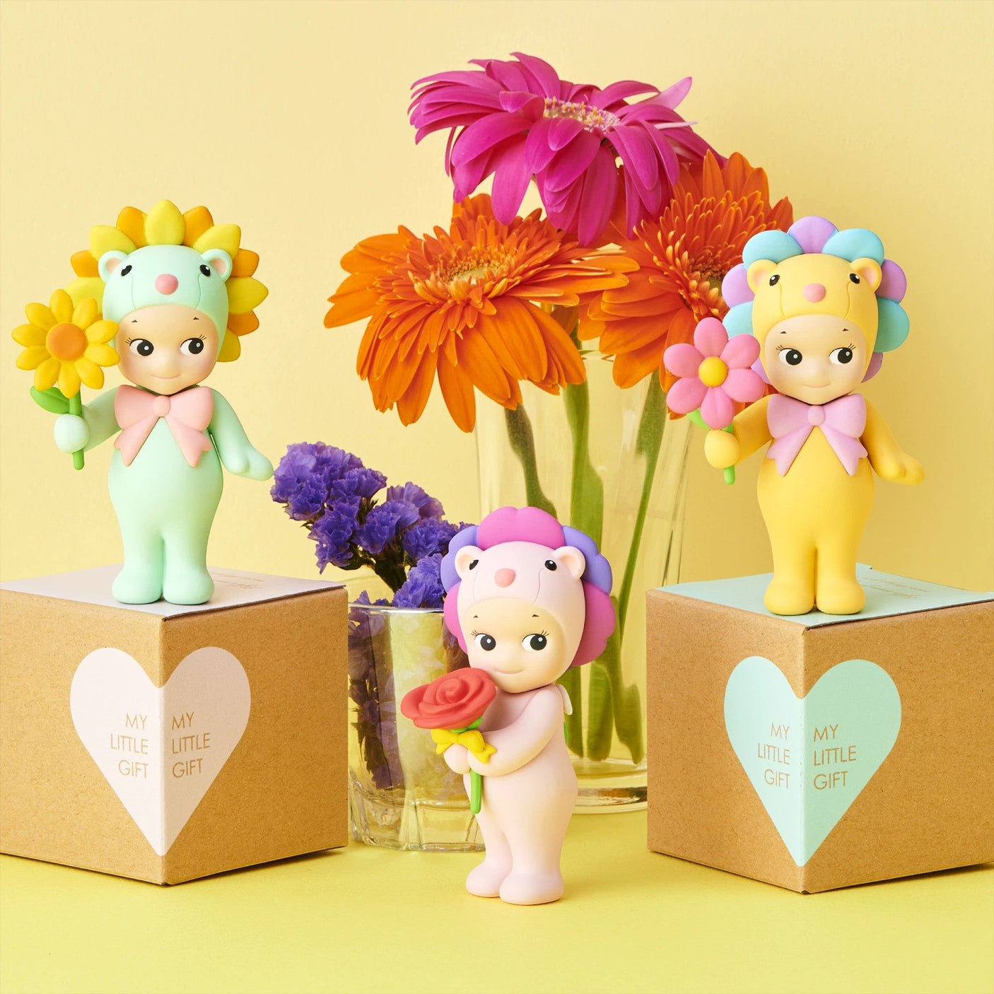 Mini flower gift figures and gift boxes, five characters posed with colorful flowers