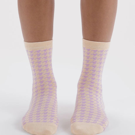 Crew socks with pink houndstooth pattern and tan ribbed cuffs