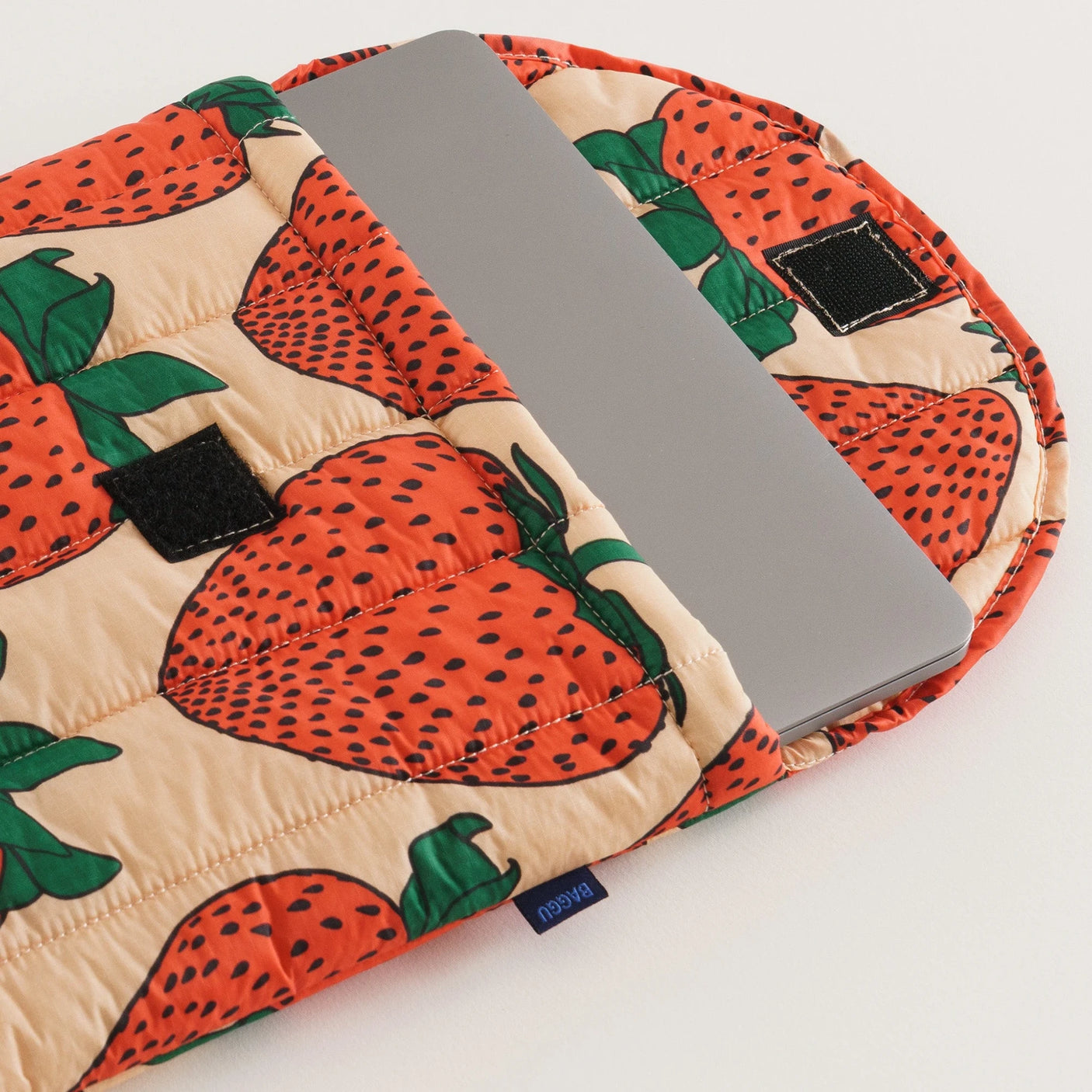 Baggu Puffy Laptop Sleeve 16" - Strawberry