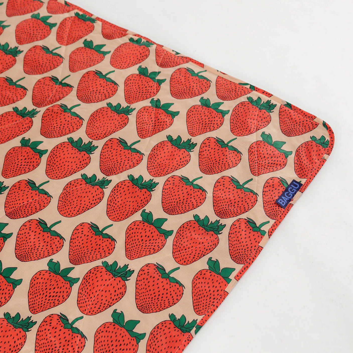 Baggu Puffy Picnic Blanket - Strawberry